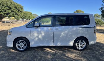 Toyota Voxy Welcab Wagon 6st 5dr CVT 1sp 2.0i [IMP] full