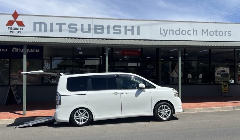 Toyota Voxy Welcab Wagon 6st 5dr CVT 1sp 2.0i [IMP] full