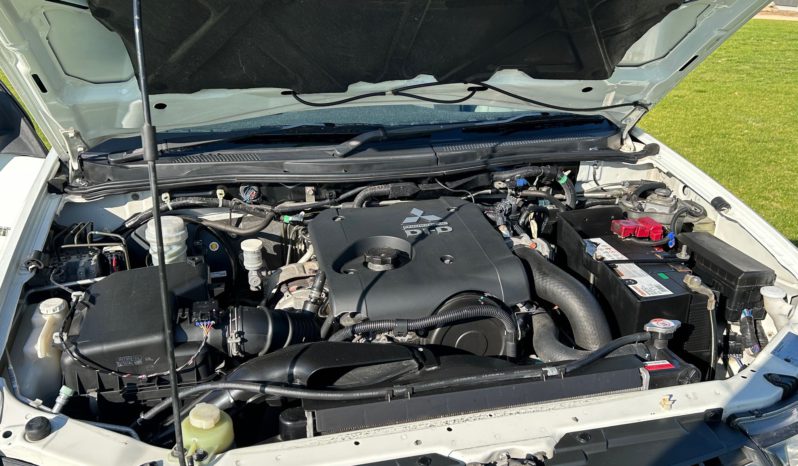 MN Triton GL-R 4WD Double Cab 2.5L CDI(HP) 5sp Manual full