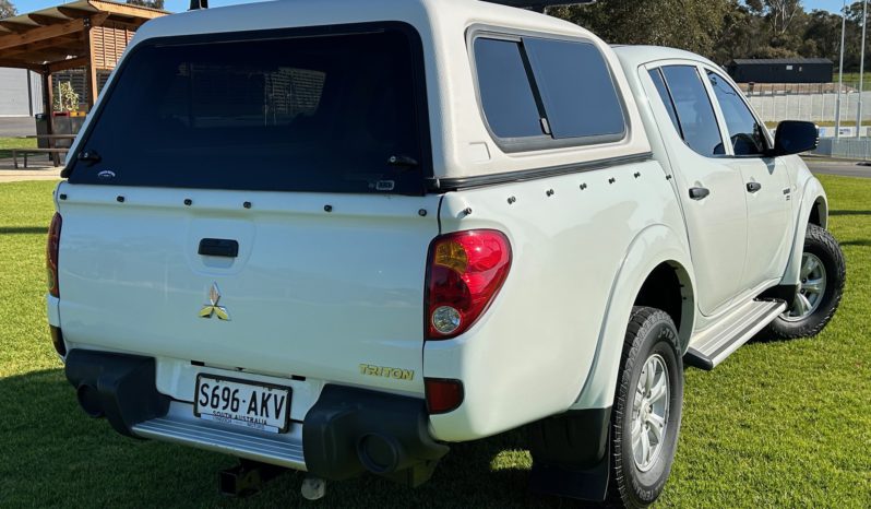 MN Triton GL-R 4WD Double Cab 2.5L CDI(HP) 5sp Manual full